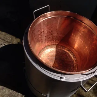 Měděná nádoba nasvícená sluncem