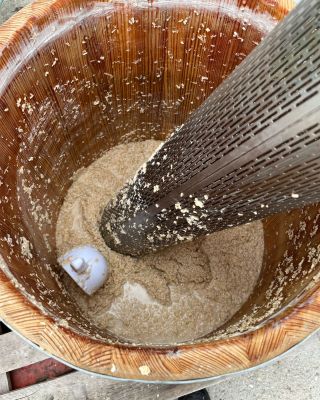 máme dalších 80 litrů mirinu. potunili jsme to rýží od @japonskaryze a zdá se to být líbezný projekt ve spojení s...